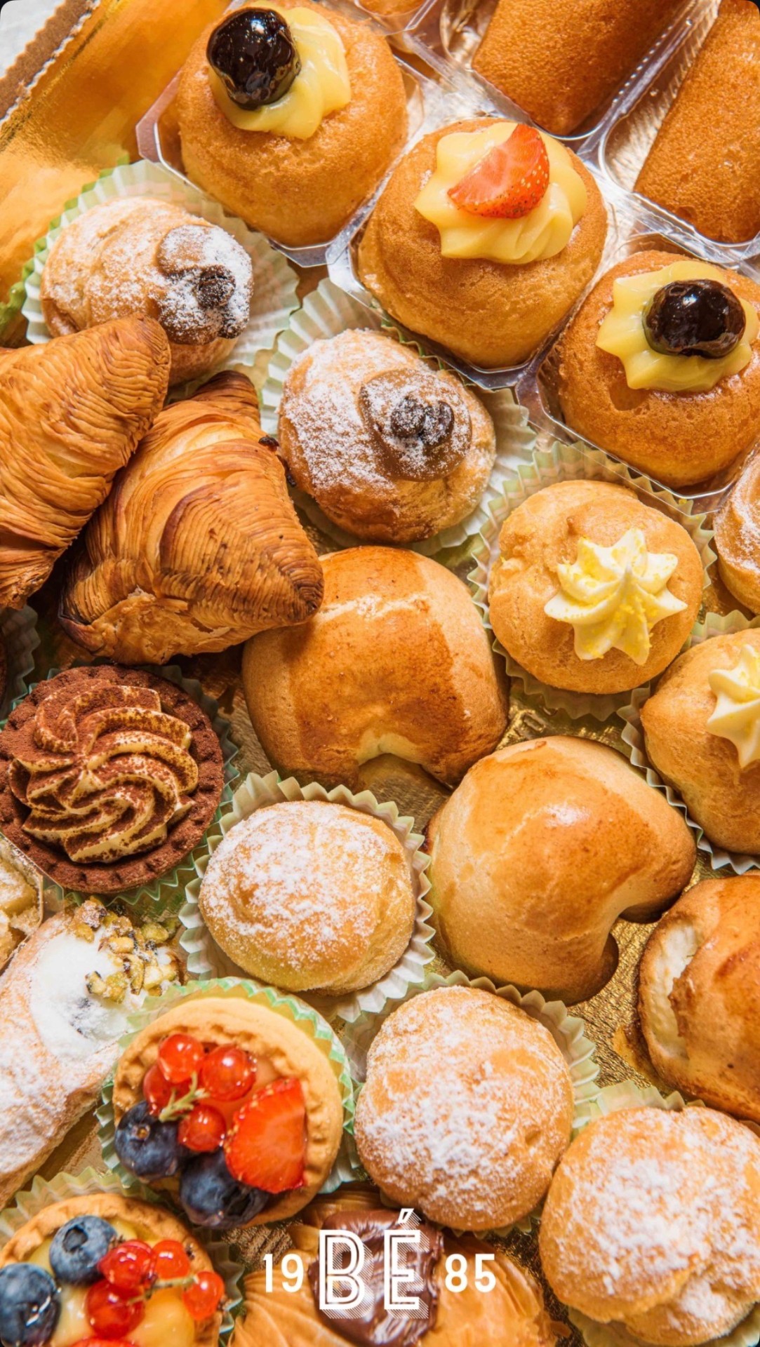 Selezione di pasticceria artigianale e croissant