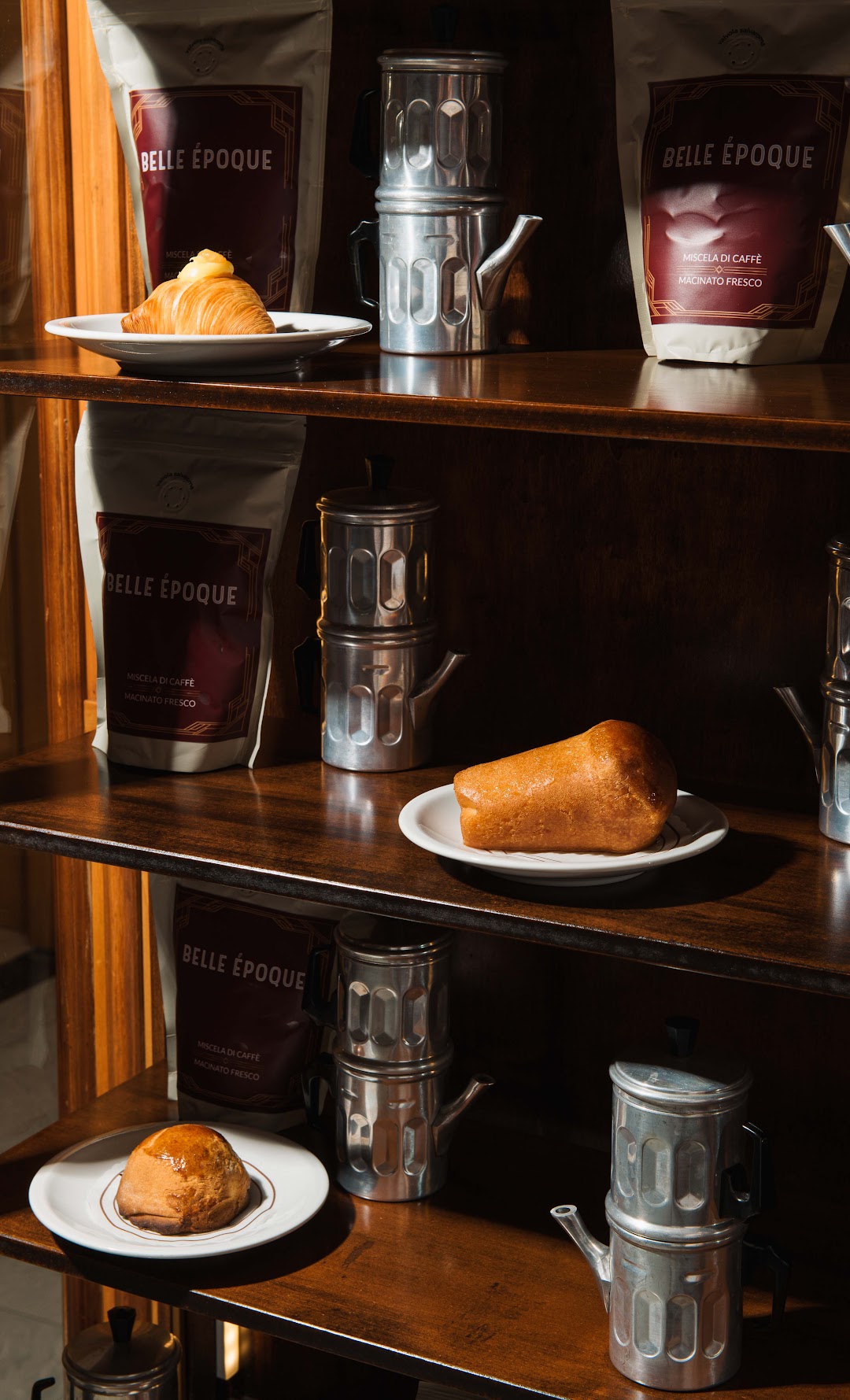 Scaffale con miscela di caffè Belle Époque, caffettiere napoletane e pasticceria